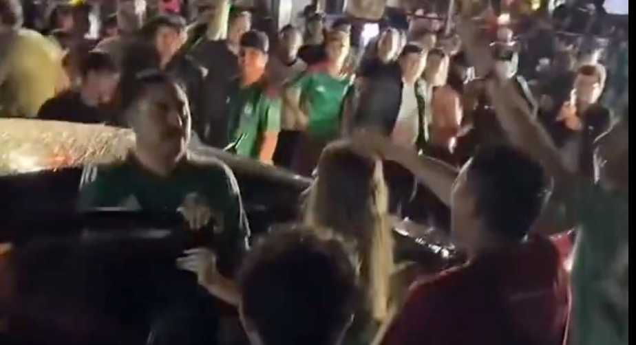 El video que dividió redes: ciudadano bajó de su auto y encaró a personas que dañaban vehículos durante los festejos del Mundial
