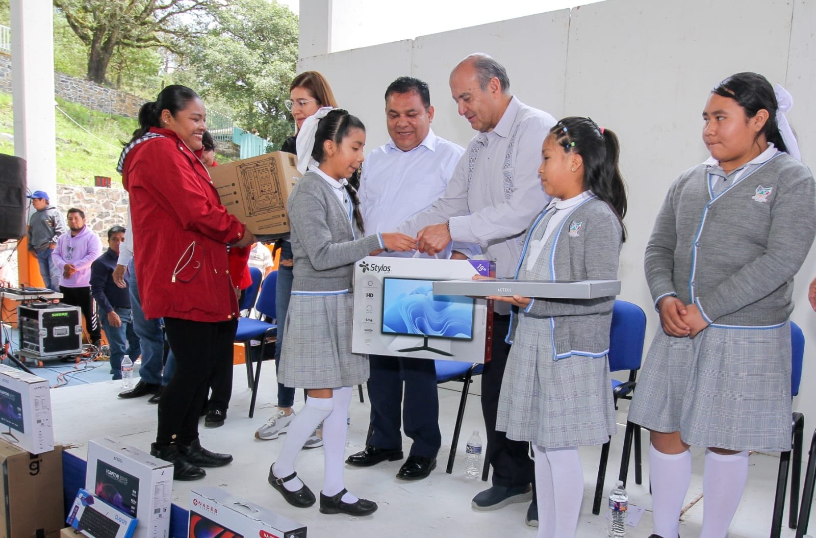 Más de 2.8 mdp para escuelas de cinco municipios de la Sierra Gorda