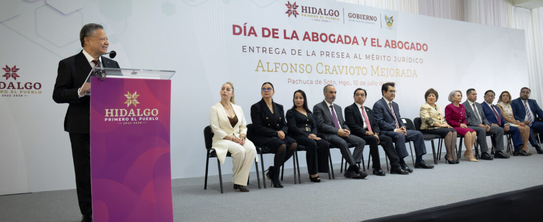 Julio Menchaca entrega Presea al Mérito Jurídico a la primera notaria de Hidalgo   