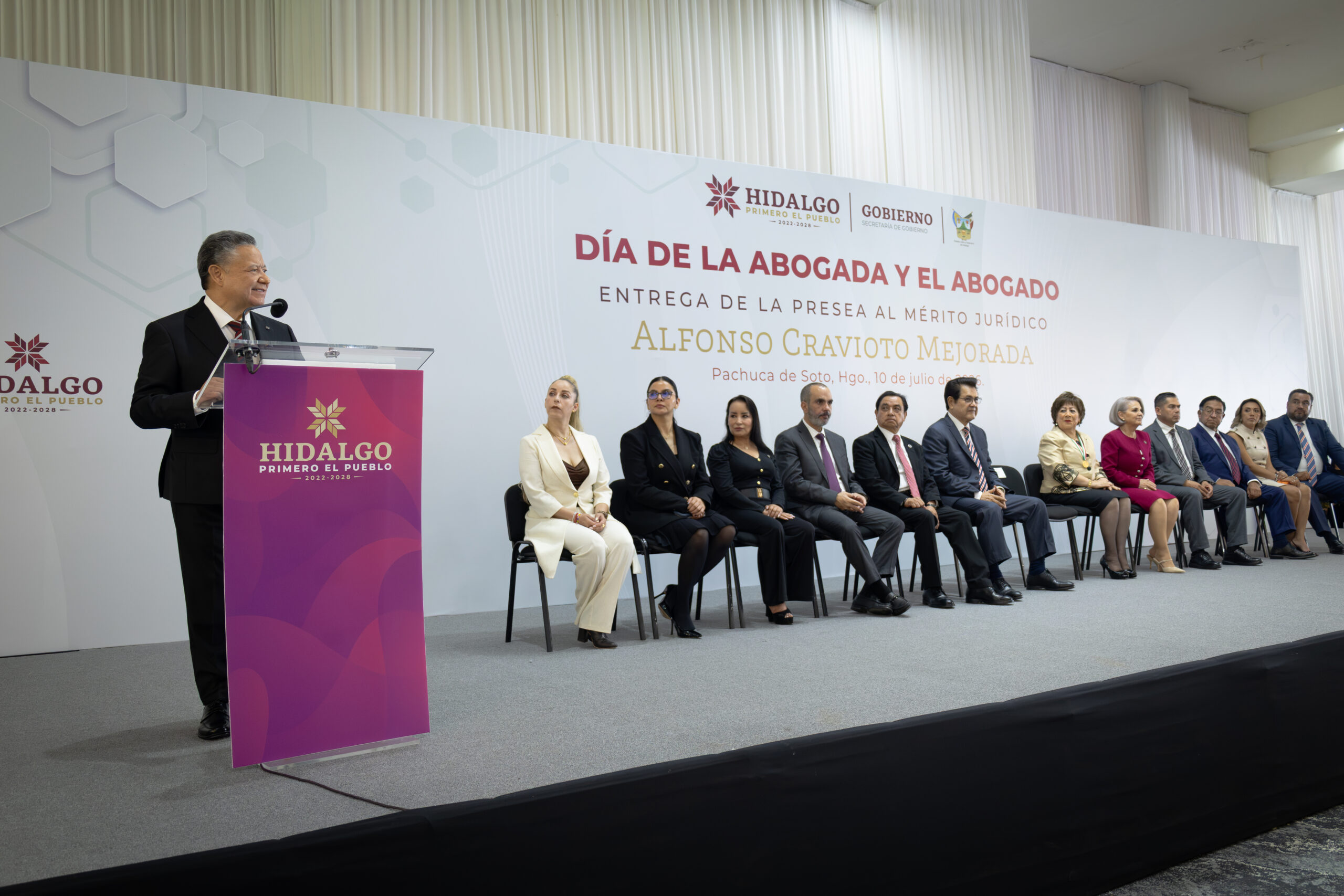 Julio Menchaca entrega Presea al Mérito Jurídico a la primera notaria de Hidalgo   