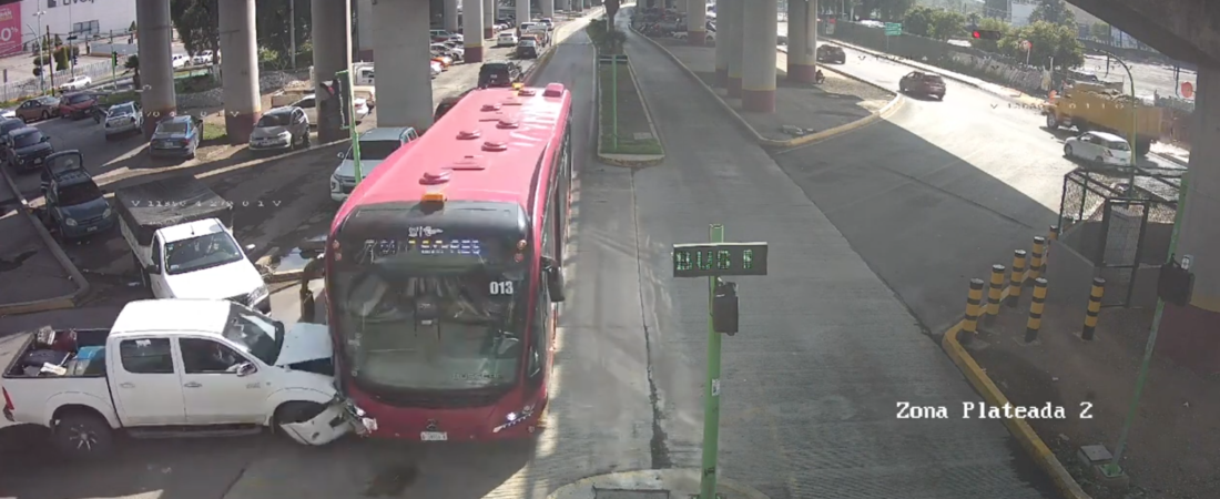 Por no respetar el semáforo: choque entre auto particular y Tuzobús deja tres lesionados en Pachuca