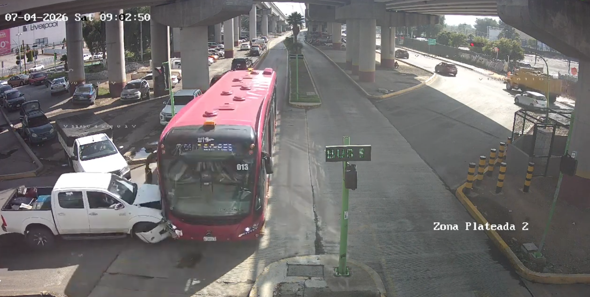 Por no respetar el semáforo: choque entre auto particular y Tuzobús deja tres lesionados en Pachuca