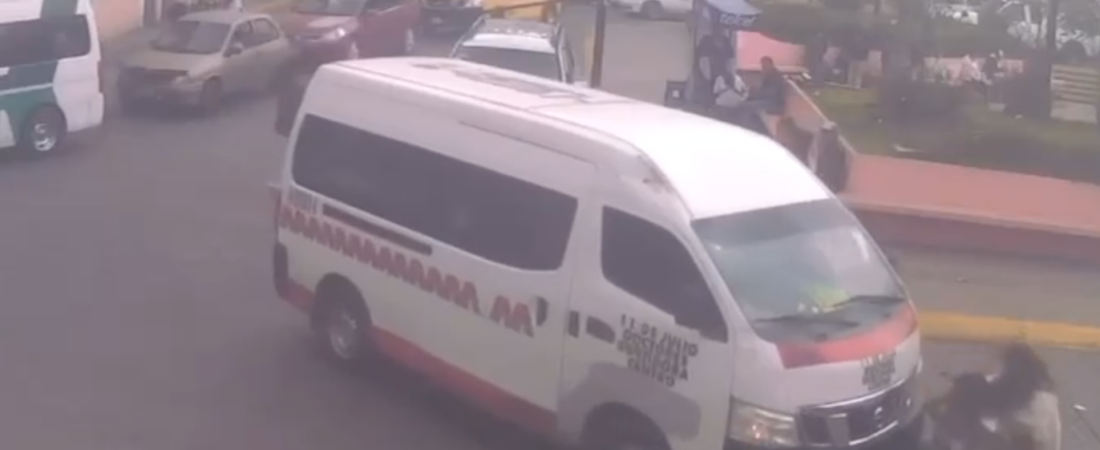Conductor de colectiva arrolla a tres personas en el Centro de Pachuca y es asegurado