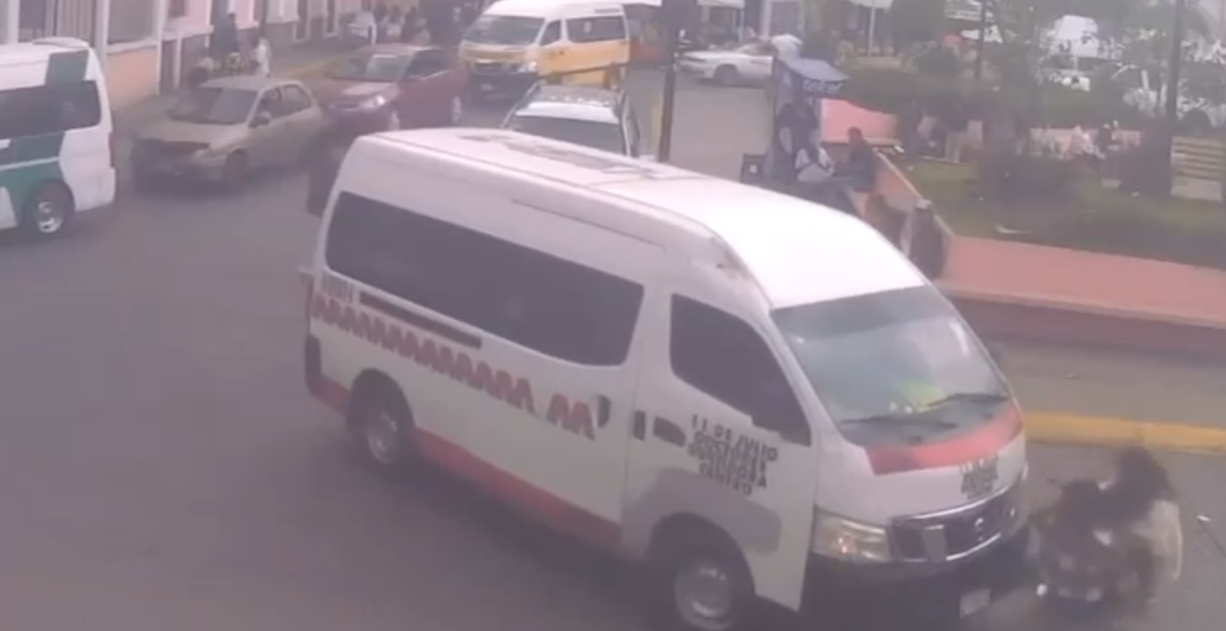 Conductor de colectiva arrolla a tres personas en el Centro de Pachuca y es asegurado