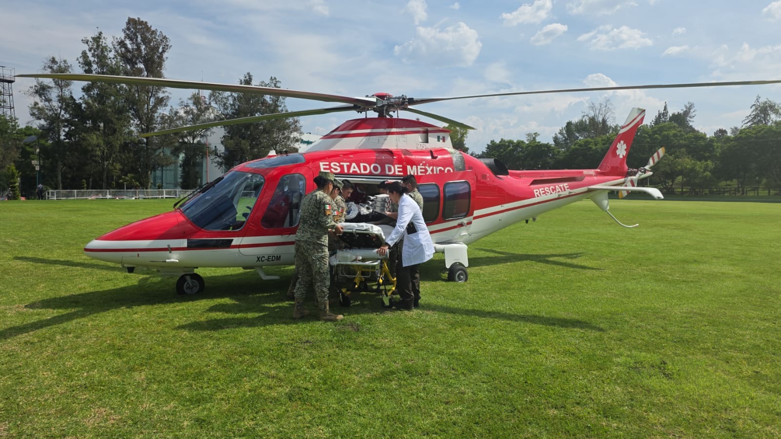 ISSSTE Hidalgo logra exitoso traslado aéreo de paciente no derechohabiente desde la Huasteca