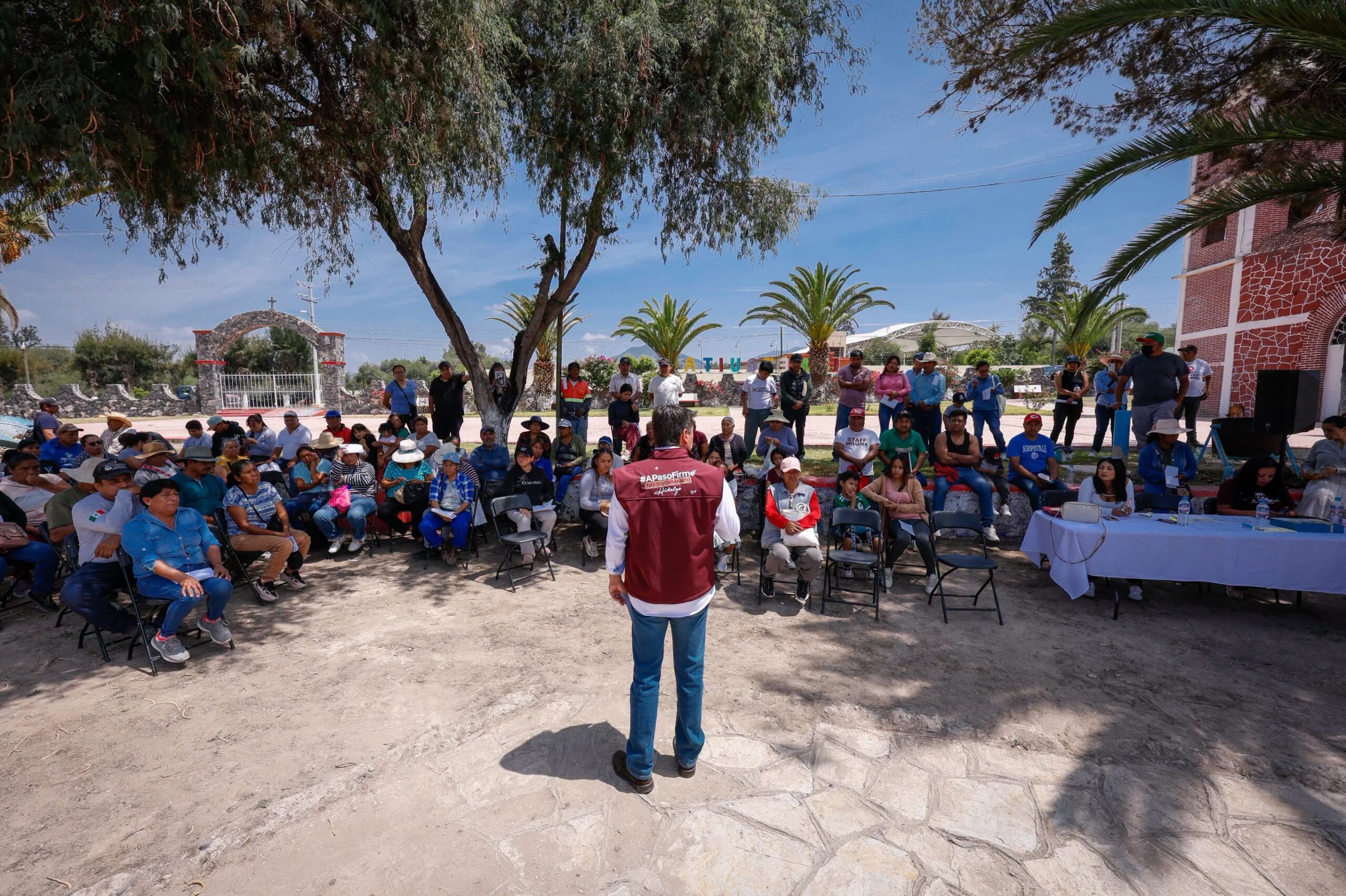 Cuauhtémoc Ochoa entrega apoyos para vivienda en Santiago de Anaya y ofrece impulsar a productores de granada en Chilcuautla