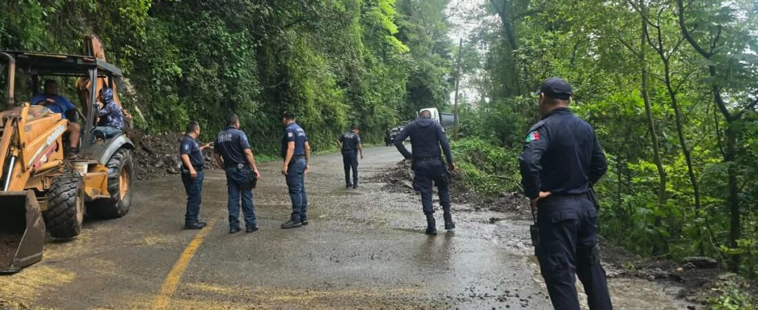 Tras deslaves, policía estatal libera carretera de Tlanchinol