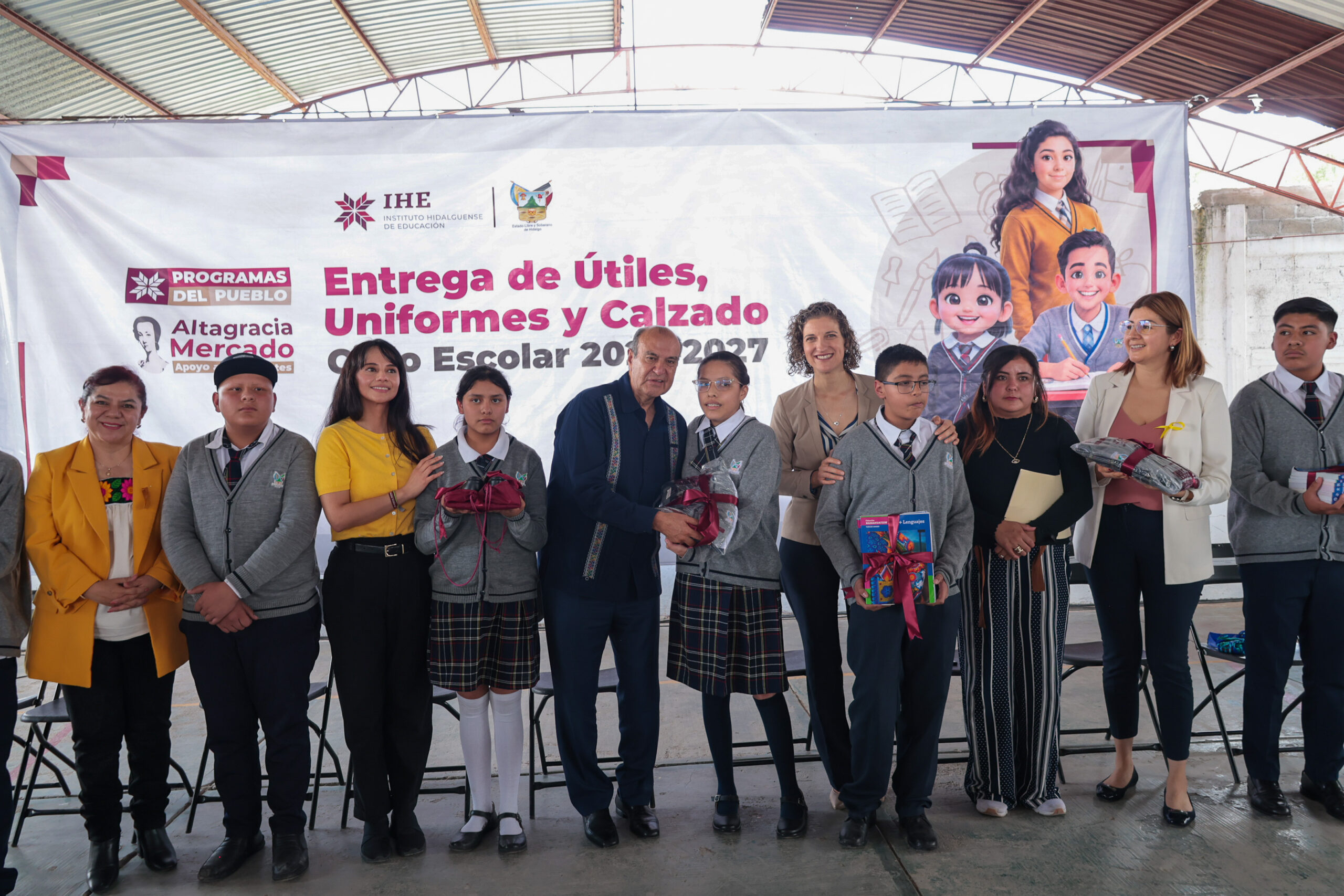 Entrega SEPH útiles, uniformes, calzado y libros a estudiantes de Tizayuca