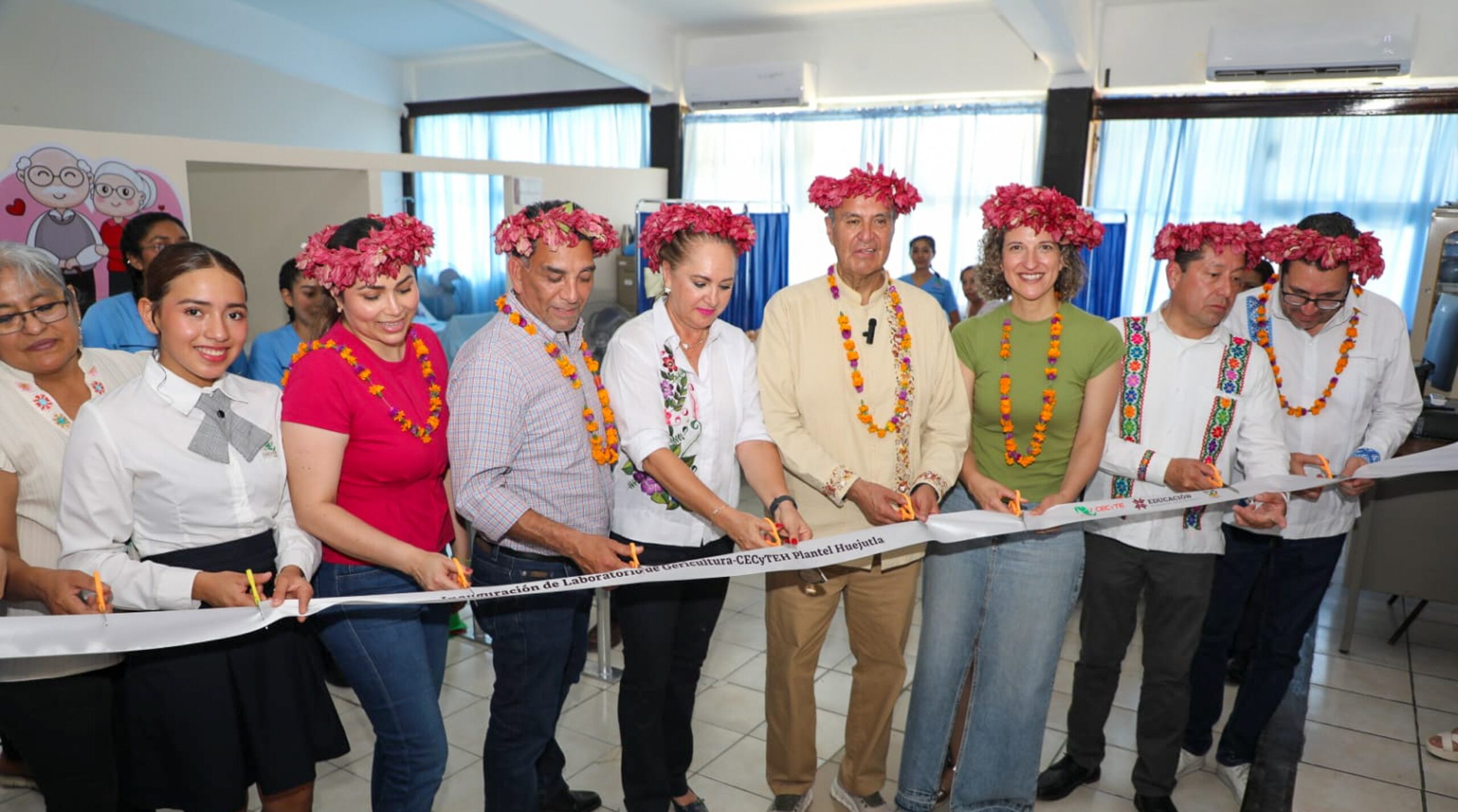 Entrega Natividad Castrejón equipamiento educativo por más de 2.4 mdp en Huejutla