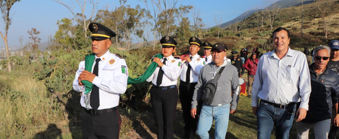 Pachuca refrenda su orgullo patrio con el izamiento de banderas monumentales