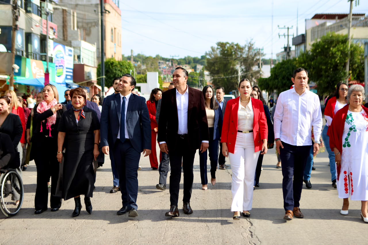 Se lleva a cabo evento cívico y desfile con motivo del 216 aniversario de la Independencia de México