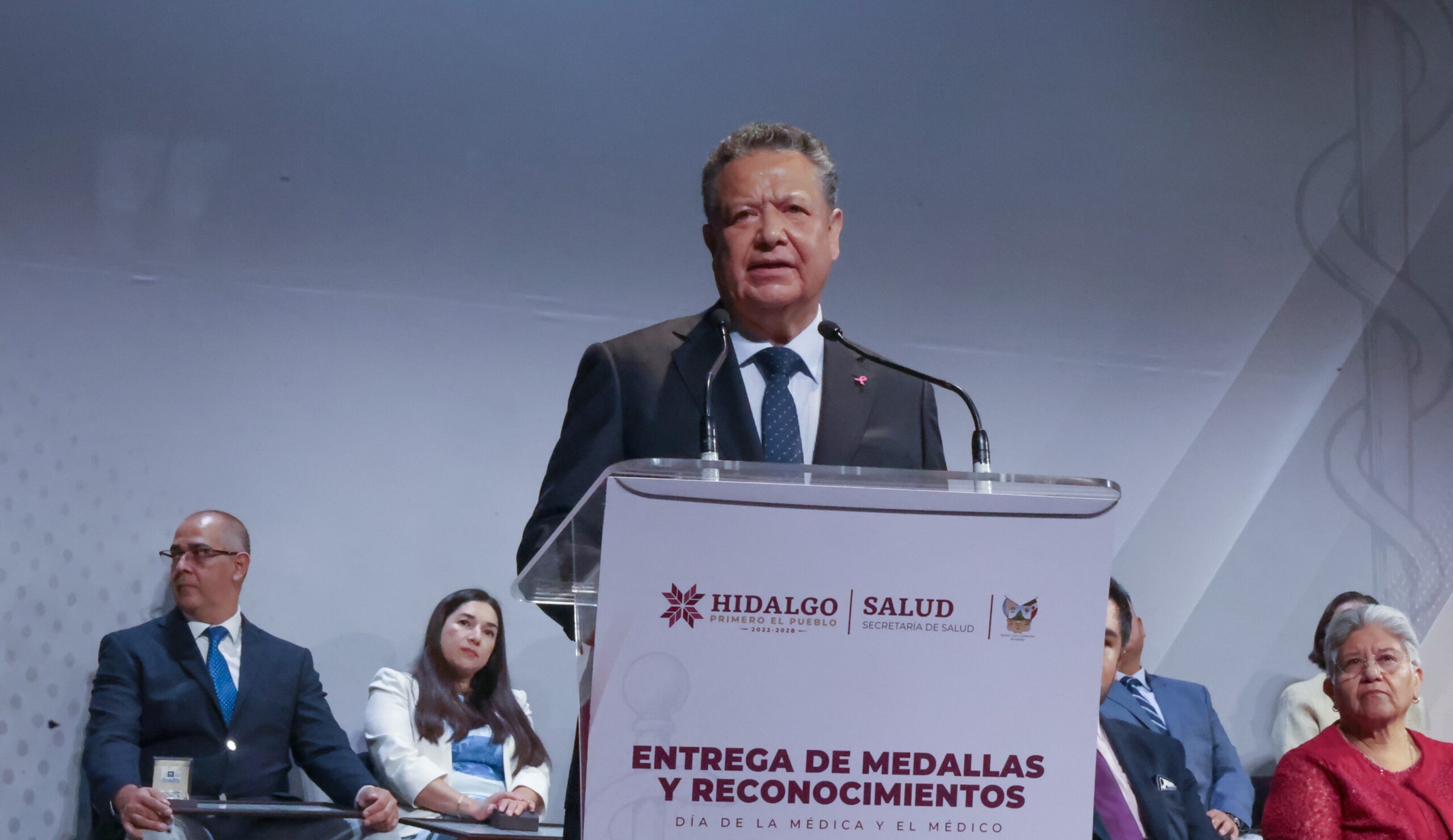 Reconoce Julio Menchaca la trayectoria y vocación del personal médico de Hidalgo