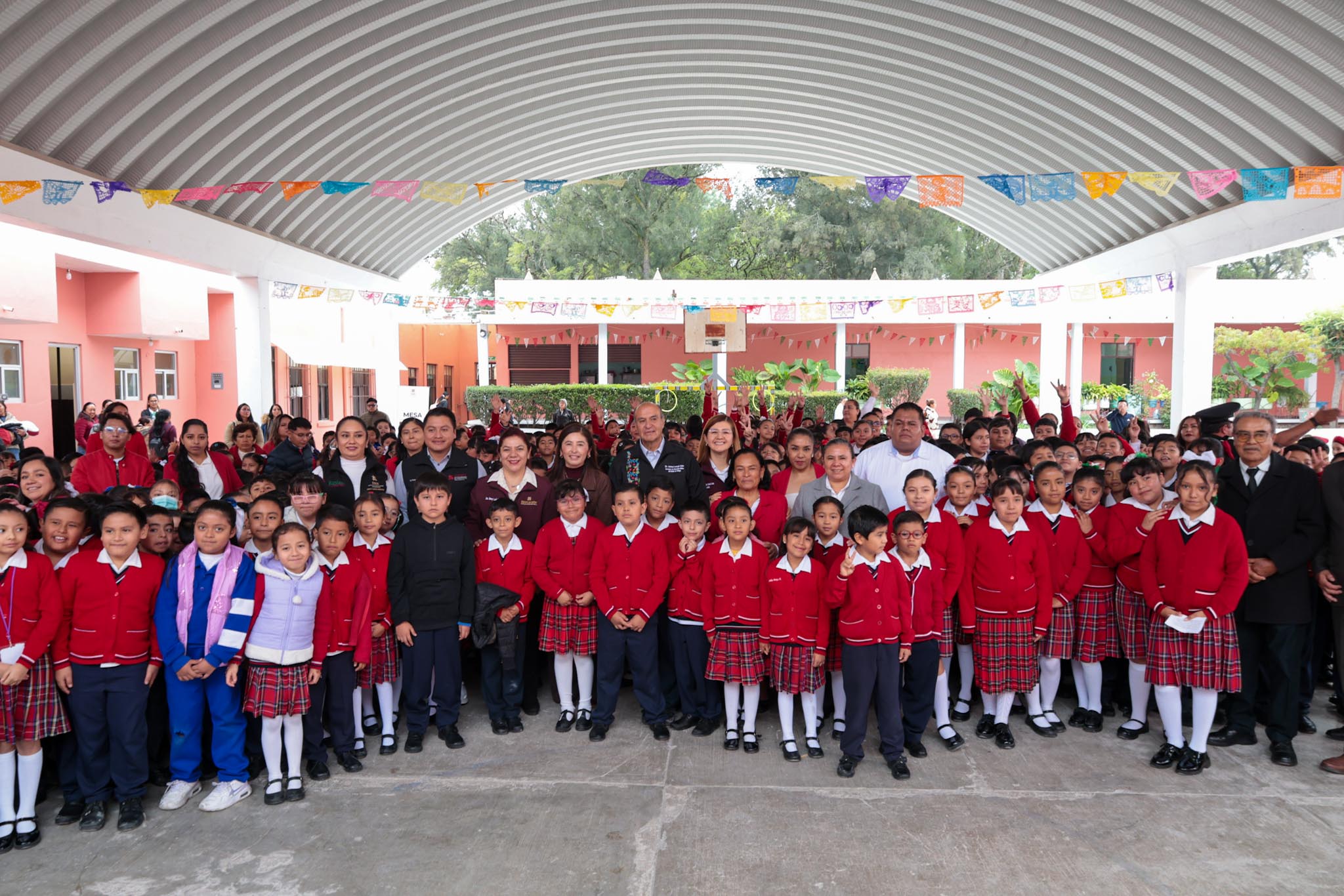 Más y mejores espacios para aprender; Natividad Castrejón entrega obra educativa por 12.9 mdp en Huichapan
